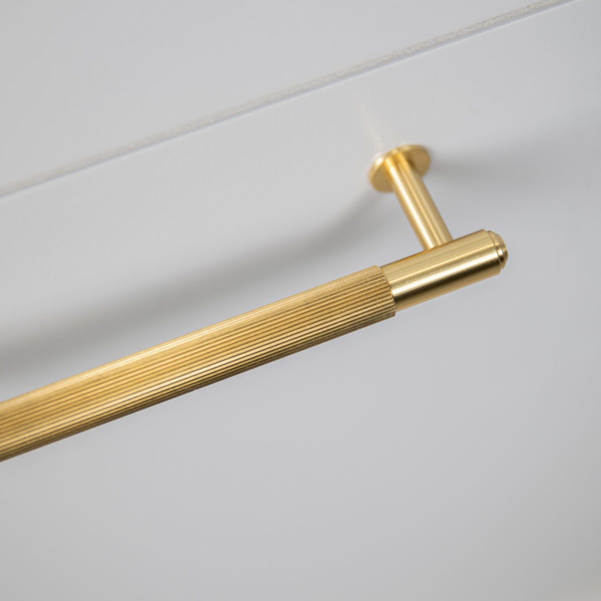 Мебельная ручка Buster and Punch Pull Bar Linear brass 1